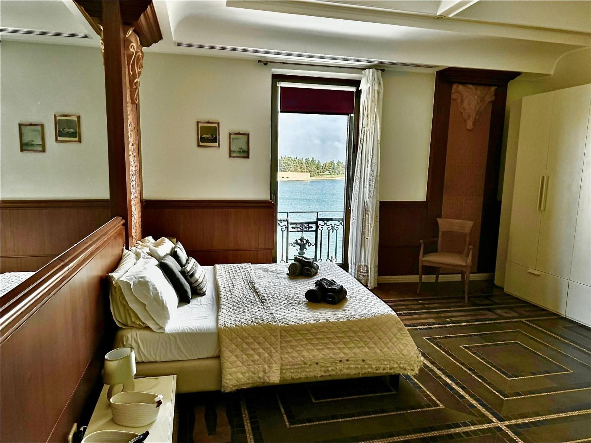 Regina Del Porto Apartment Brindisi Bagian luar foto